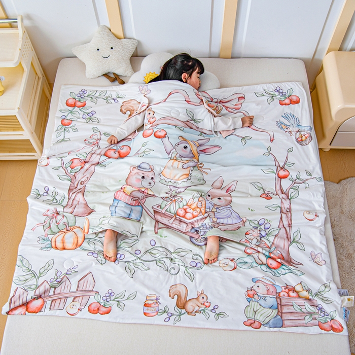 91家纺网 家纺一手货源 找家纺 吉咪兔家纺 2026新款桑蚕丝护肚防踢睡袋多功能盖毯宝宝夏被拥抱被儿童夏被儿童防踢被 丰收果园