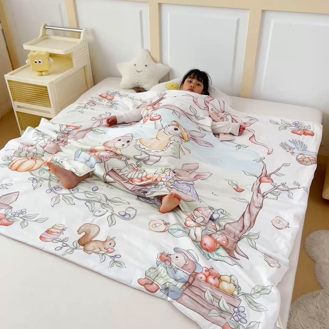 91家纺网 家纺一手货源 找家纺 吉咪兔家纺 2026新款桑蚕丝护肚防踢睡袋多功能盖毯宝宝夏被拥抱被儿童夏被儿童防踢被 丰收果园