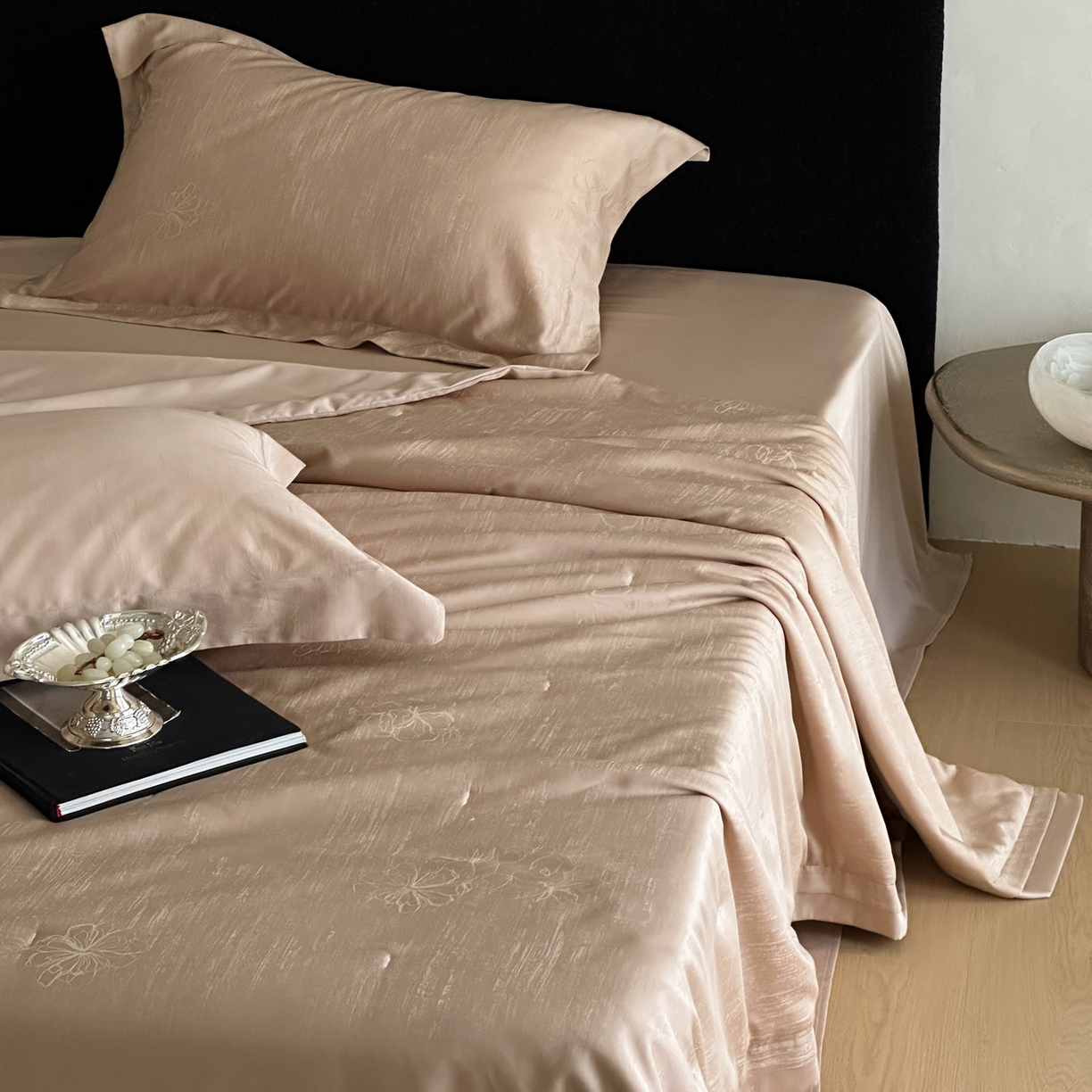 91家纺网 家纺一手货源 找家纺 佳汐蓝家纺 2026新款天丝棉麻提花可水洗有机蚕丝夏被 可可棕