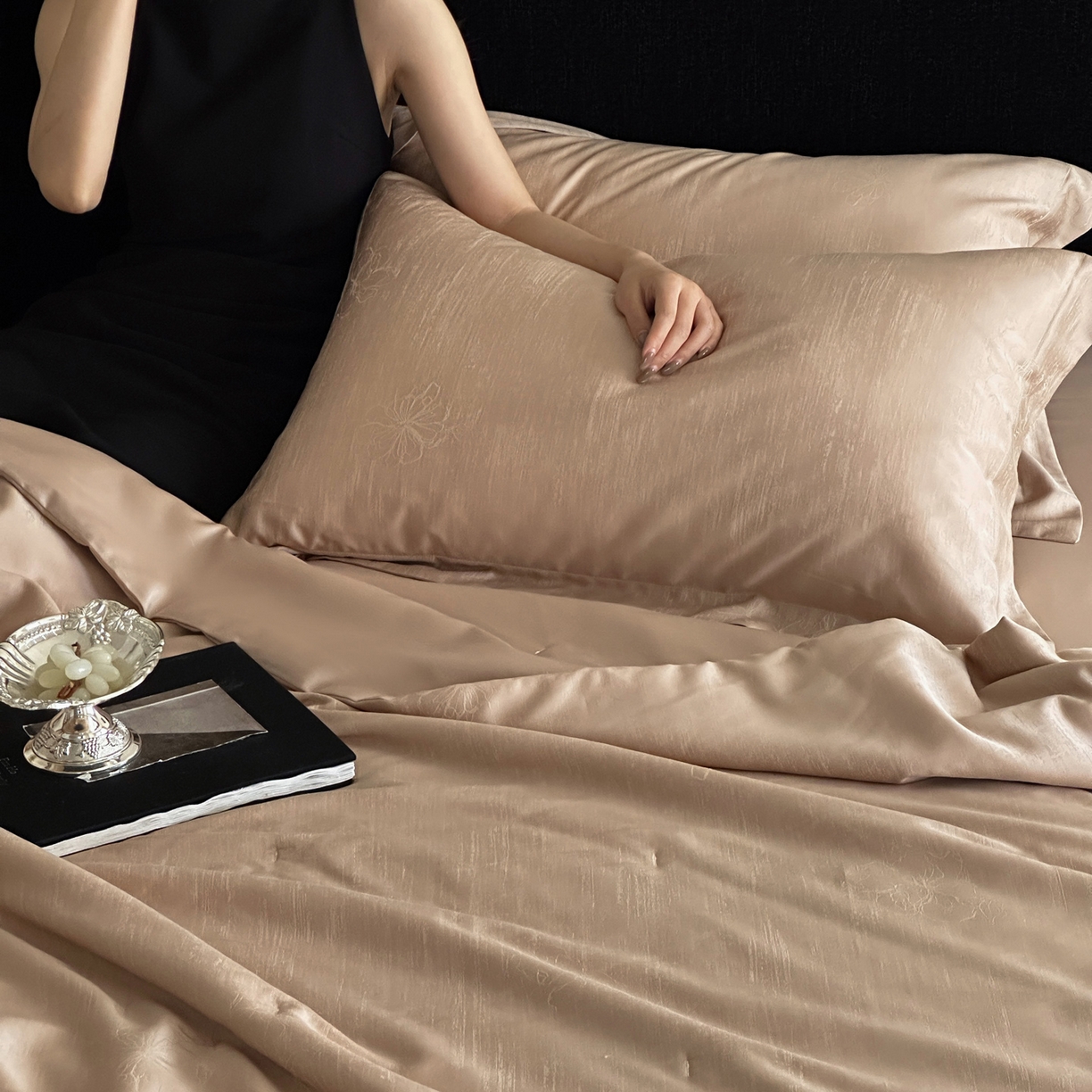 91家纺网 家纺一手货源 找家纺 佳汐蓝家纺 2026新款天丝棉麻提花可水洗有机蚕丝夏被 可可棕