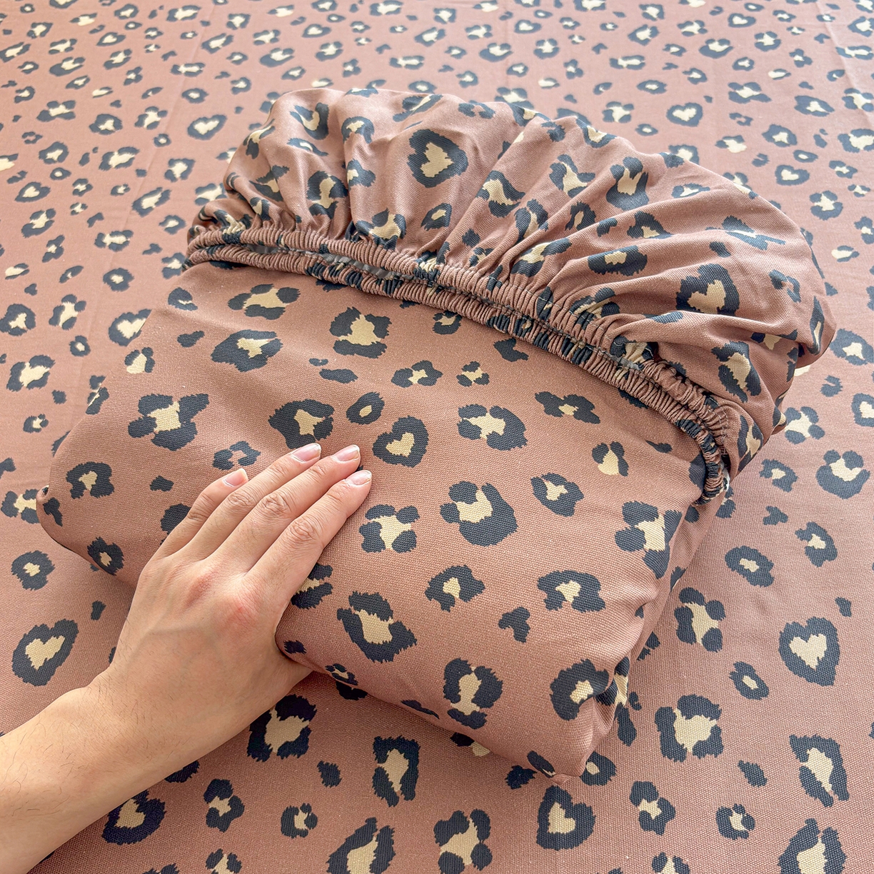 91家纺网 家纺一手货源 找家纺 慕梵家居 2026春夏新款全棉纯棉老粗布单床笠 床笠单件 豹纹-咖