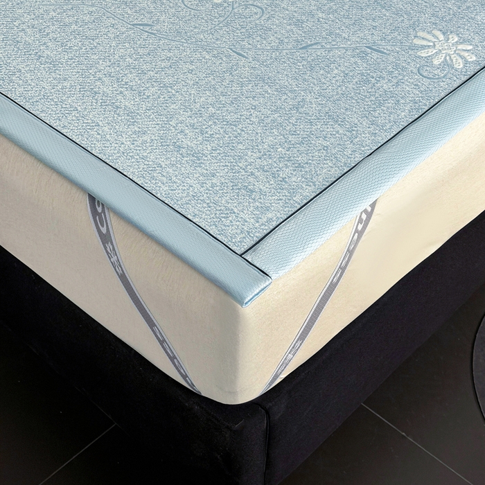 91家纺网 家纺一手货源 找家纺 牵梦萦家纺 2026新款立体浮雕压花工艺豆豆凉席三件套-平铺款 彩蝶-蓝