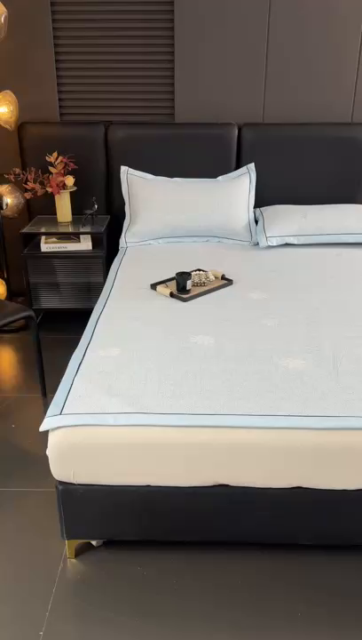 91家纺网 家纺一手货源 找家纺 牵梦萦家纺 2026新款立体浮雕压花工艺豆豆凉席三件套-平铺款 彩蝶-蓝