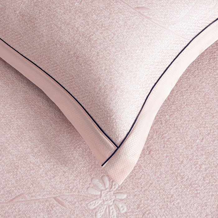 91家纺网 家纺一手货源 找家纺 牵梦萦家纺 2026新款立体浮雕压花工艺豆豆凉席三件套-平铺款 彩蝶-粉