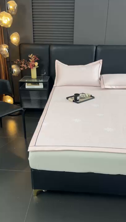 91家纺网 家纺一手货源 找家纺 牵梦萦家纺 2026新款立体浮雕压花工艺豆豆凉席三件套-平铺款 彩蝶-粉