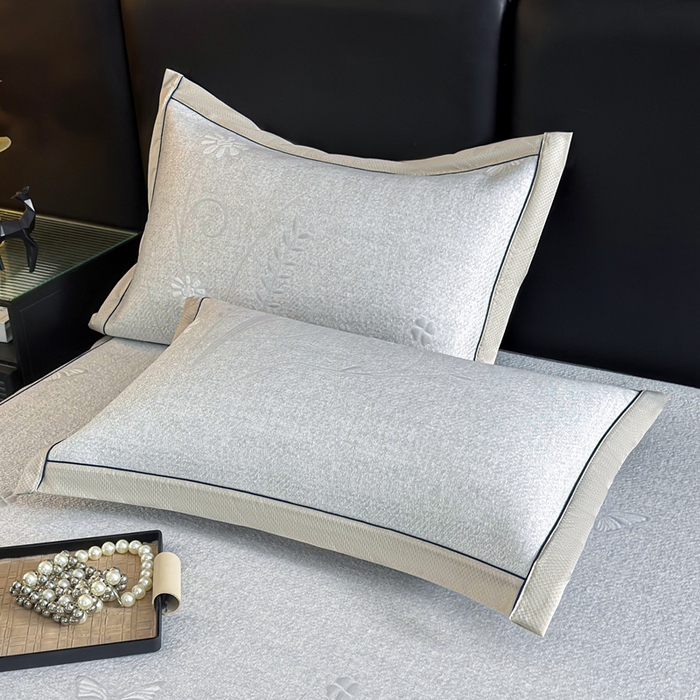 91家纺网 家纺一手货源 找家纺 牵梦萦家纺 2026新款立体浮雕压花工艺豆豆凉席三件套-平铺款 彩蝶-灰