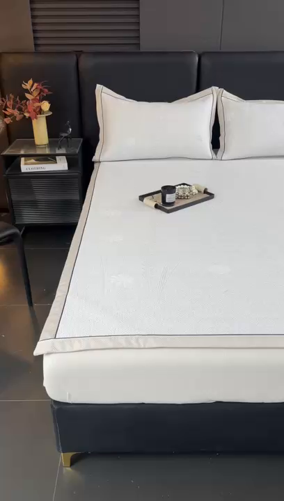 91家纺网 家纺一手货源 找家纺 牵梦萦家纺 2026新款立体浮雕压花工艺豆豆凉席三件套-平铺款 彩蝶-灰