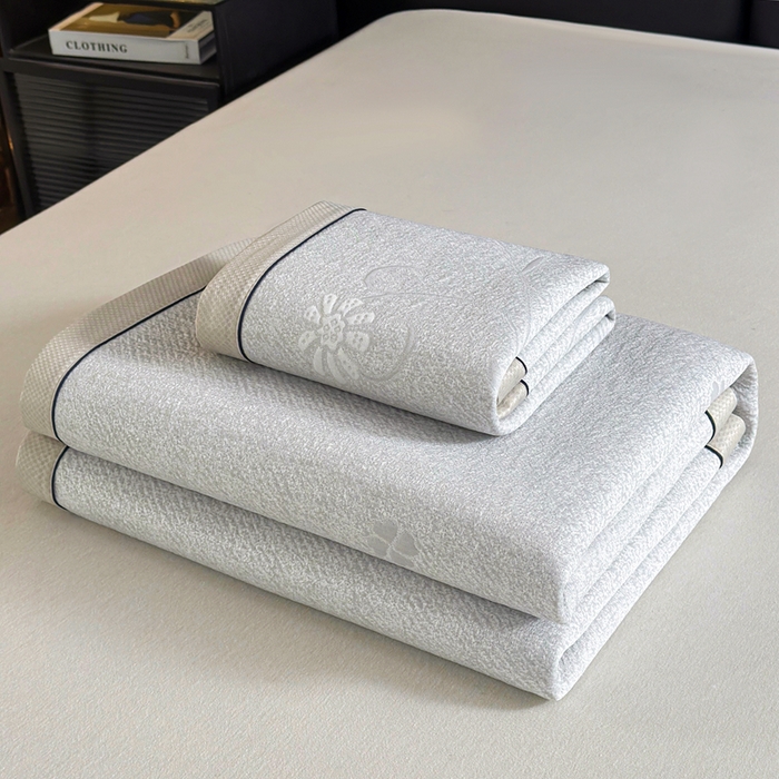 91家纺网 家纺一手货源 找家纺 牵梦萦家纺 2026新款立体浮雕压花工艺豆豆凉席三件套-平铺款 彩蝶-灰