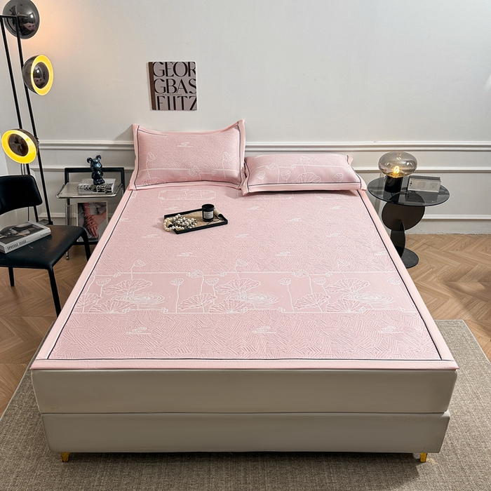 91家纺网 家纺一手货源 找家纺 牵梦萦家纺 2026新款立体浮雕压花工艺豆豆凉席三件套-平铺款 荷塘月色-粉