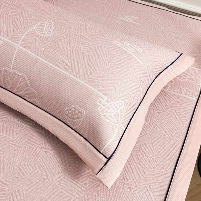 91家纺网 家纺一手货源 找家纺 牵梦萦家纺 2026新款立体浮雕压花工艺豆豆凉席三件套-平铺款 荷塘月色-粉