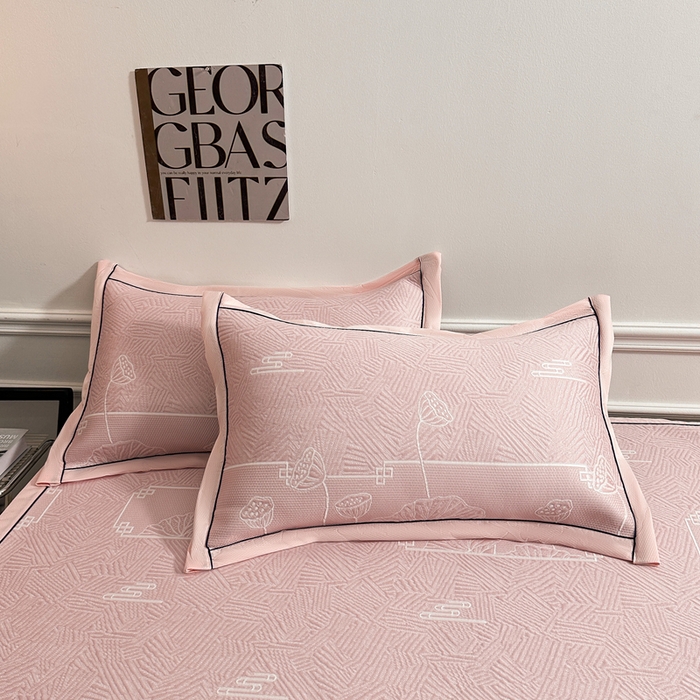 91家纺网 家纺一手货源 找家纺 牵梦萦家纺 2026新款立体浮雕压花工艺豆豆凉席三件套-平铺款 荷塘月色-粉