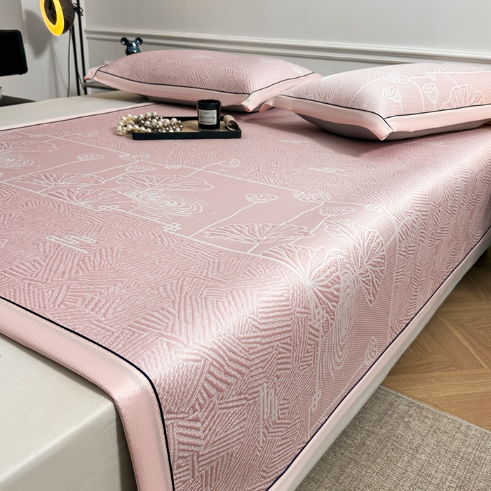91家纺网 家纺一手货源 找家纺 牵梦萦家纺 2026新款立体浮雕压花工艺豆豆凉席三件套-平铺款 荷塘月色-粉