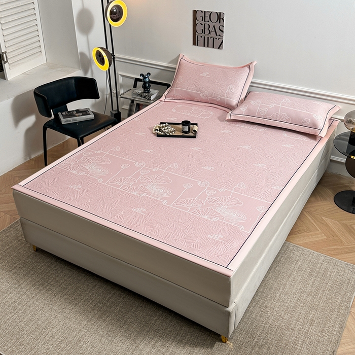 91家纺网 家纺一手货源 找家纺 牵梦萦家纺 2026新款立体浮雕压花工艺豆豆凉席三件套-平铺款 荷塘月色-粉