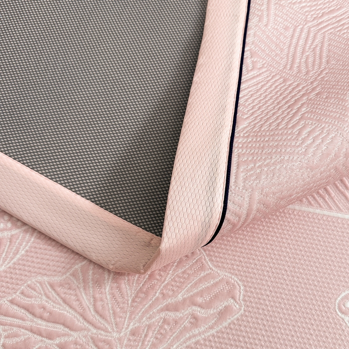 91家纺网 家纺一手货源 找家纺 牵梦萦家纺 2026新款立体浮雕压花工艺豆豆凉席三件套-平铺款 荷塘月色-粉