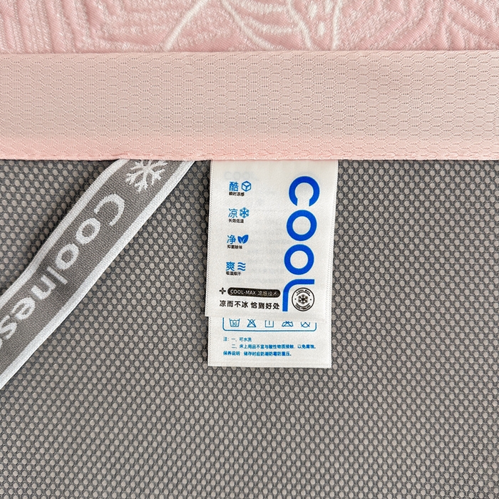 91家纺网 家纺一手货源 找家纺 牵梦萦家纺 2026新款立体浮雕压花工艺豆豆凉席三件套-平铺款 荷塘月色-粉