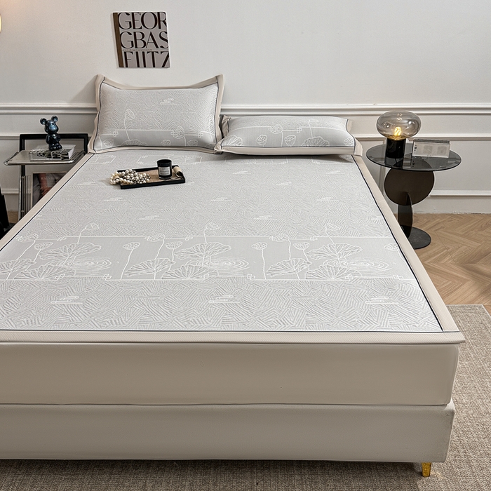 91家纺网 家纺一手货源 找家纺 牵梦萦家纺 2026新款立体浮雕压花工艺豆豆凉席三件套-平铺款 荷塘月色-灰