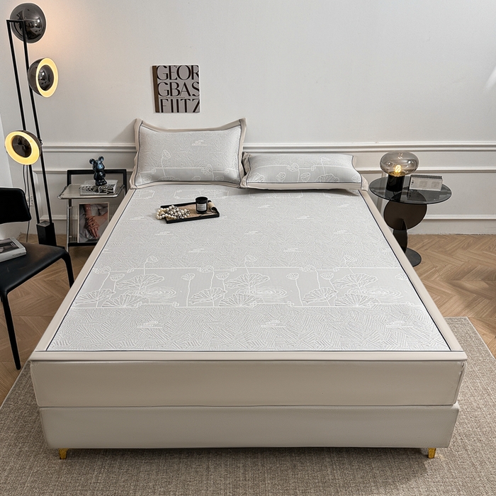 91家纺网 家纺一手货源 找家纺 牵梦萦家纺 2026新款立体浮雕压花工艺豆豆凉席三件套-平铺款 荷塘月色-灰