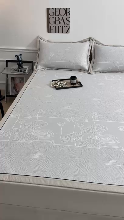 91家纺网 家纺一手货源 找家纺 牵梦萦家纺 2026新款立体浮雕压花工艺豆豆凉席三件套-平铺款 荷塘月色-灰