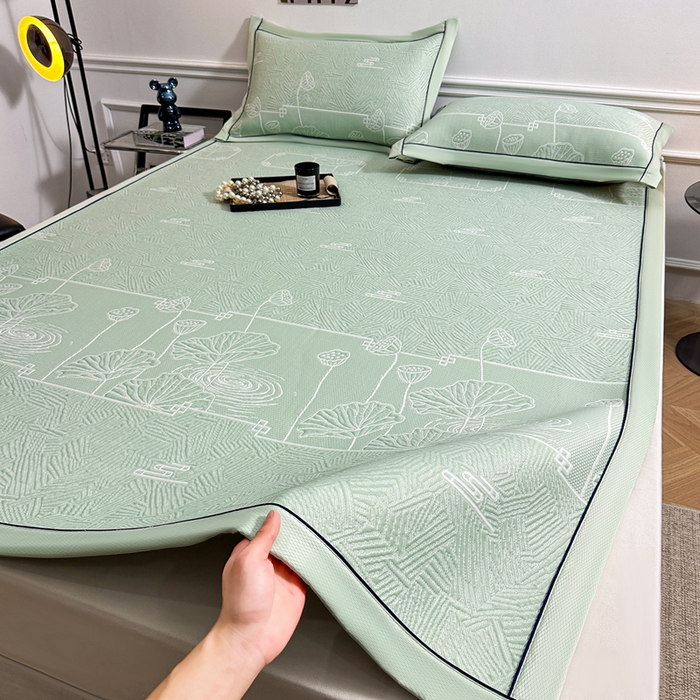 91家纺网 家纺一手货源 找家纺 牵梦萦家纺 2026新款立体浮雕压花工艺豆豆凉席三件套-平铺款 荷塘月色-绿