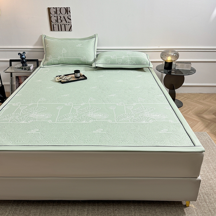 91家纺网 家纺一手货源 找家纺 牵梦萦家纺 2026新款立体浮雕压花工艺豆豆凉席三件套-平铺款 荷塘月色-绿