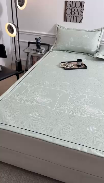 91家纺网 家纺一手货源 找家纺 牵梦萦家纺 2026新款立体浮雕压花工艺豆豆凉席三件套-平铺款 荷塘月色-绿