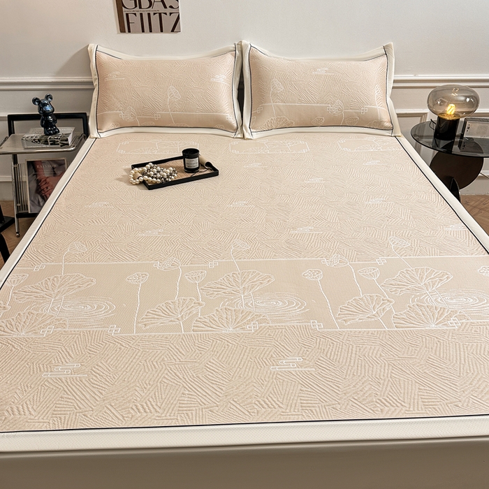 91家纺网 家纺一手货源 找家纺 牵梦萦家纺 2026新款立体浮雕压花工艺豆豆凉席三件套-平铺款 荷塘月色-米