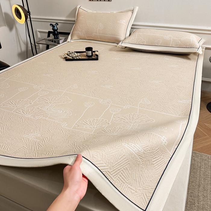 91家纺网 家纺一手货源 找家纺 牵梦萦家纺 2026新款立体浮雕压花工艺豆豆凉席三件套-平铺款 荷塘月色-米