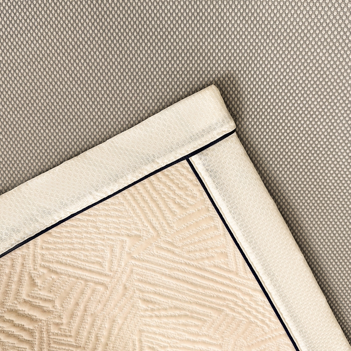 91家纺网 家纺一手货源 找家纺 牵梦萦家纺 2026新款立体浮雕压花工艺豆豆凉席三件套-平铺款 荷塘月色-米