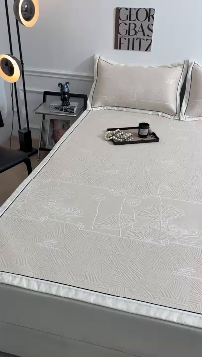 91家纺网 家纺一手货源 找家纺 牵梦萦家纺 2026新款立体浮雕压花工艺豆豆凉席三件套-平铺款 荷塘月色-米