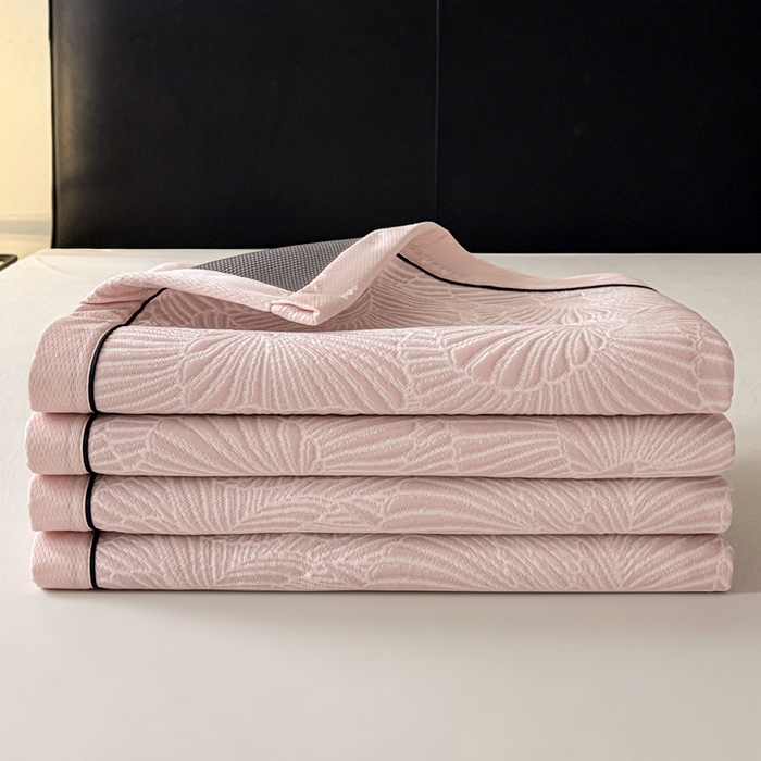 91家纺网 家纺一手货源 找家纺 牵梦萦家纺 2026新款立体浮雕压花工艺豆豆凉席三件套-平铺款 银杏叶-粉