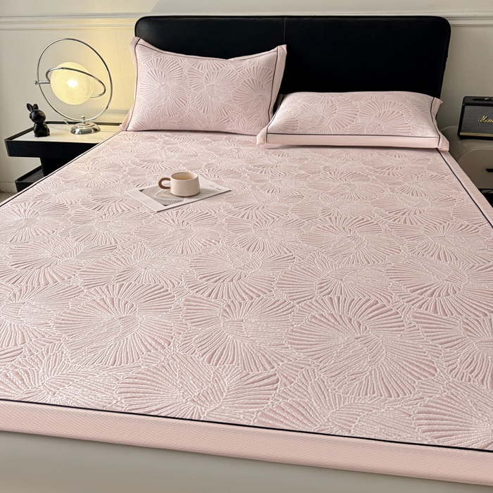 91家纺网 家纺一手货源 找家纺 牵梦萦家纺 2026新款立体浮雕压花工艺豆豆凉席三件套-平铺款 银杏叶-粉