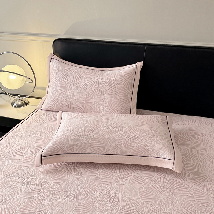 91家纺网 家纺一手货源 找家纺 牵梦萦家纺 2026新款立体浮雕压花工艺豆豆凉席三件套-平铺款 银杏叶-粉