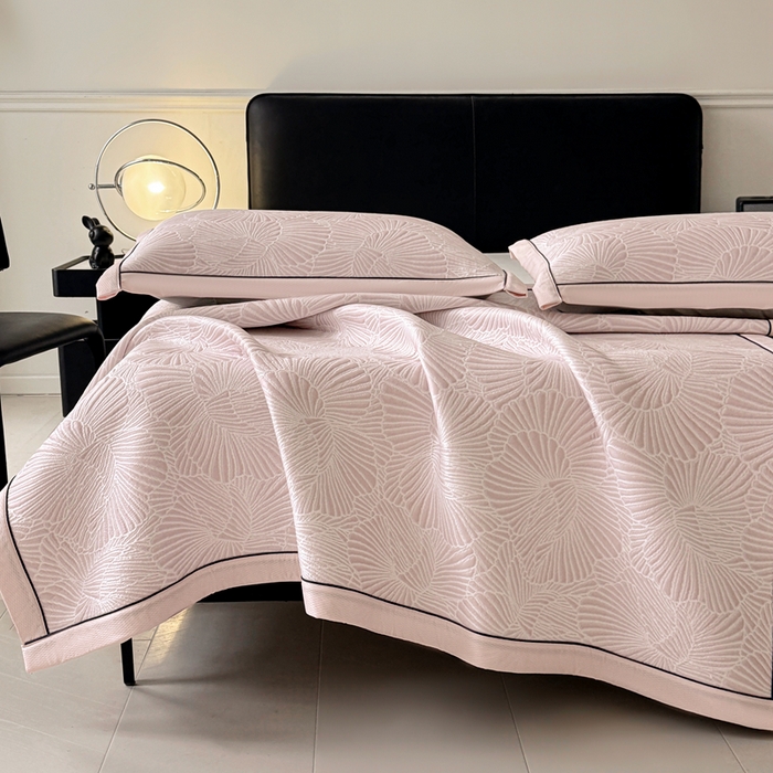 91家纺网 家纺一手货源 找家纺 牵梦萦家纺 2026新款立体浮雕压花工艺豆豆凉席三件套-平铺款 银杏叶-粉