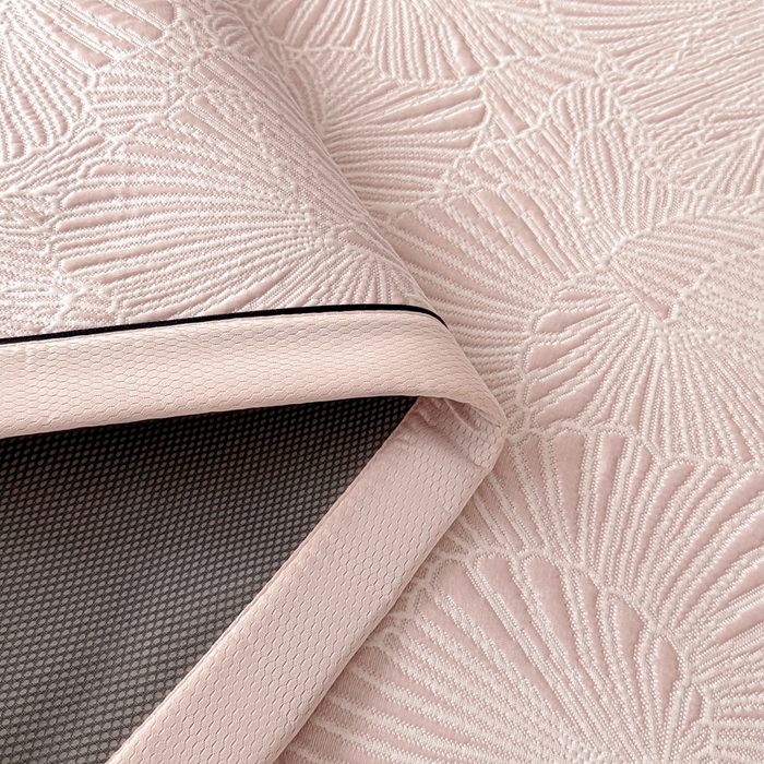 91家纺网 家纺一手货源 找家纺 牵梦萦家纺 2026新款立体浮雕压花工艺豆豆凉席三件套-平铺款 银杏叶-粉