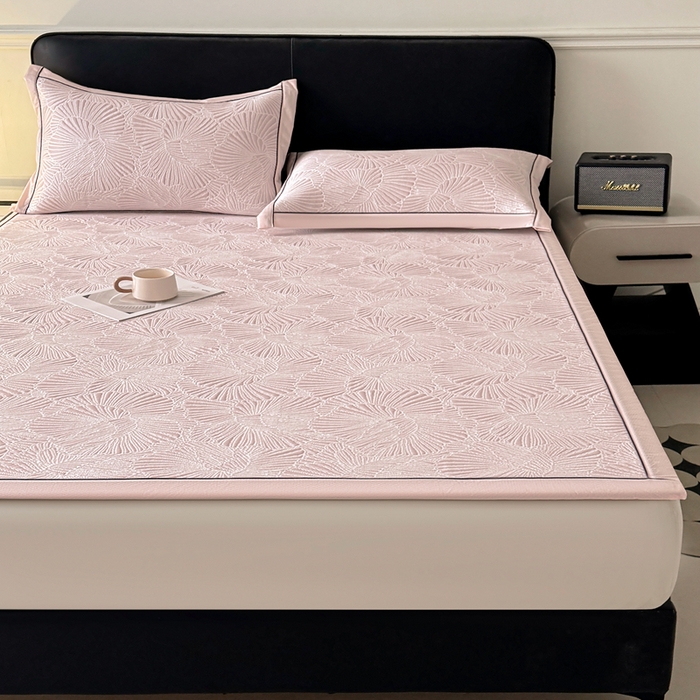 91家纺网 家纺一手货源 找家纺 牵梦萦家纺 2026新款立体浮雕压花工艺豆豆凉席三件套-平铺款 银杏叶-粉