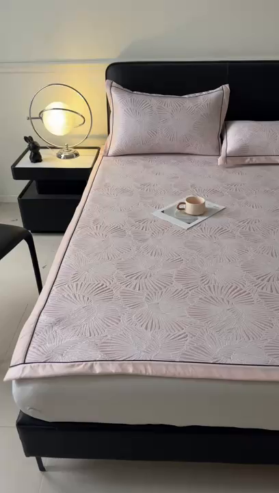 91家纺网 家纺一手货源 找家纺 牵梦萦家纺 2026新款立体浮雕压花工艺豆豆凉席三件套-平铺款 银杏叶-粉