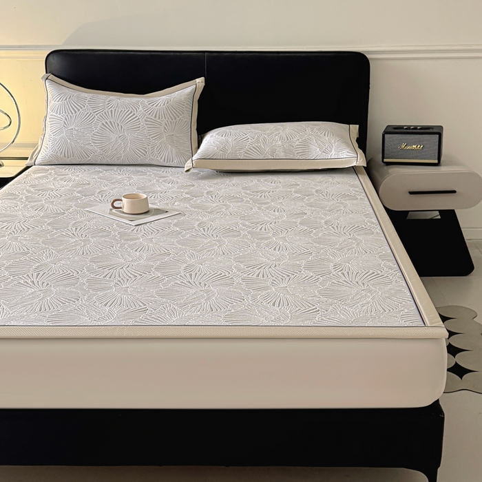 91家纺网 家纺一手货源 找家纺 牵梦萦家纺 2026新款立体浮雕压花工艺豆豆凉席三件套-平铺款 银杏叶-灰