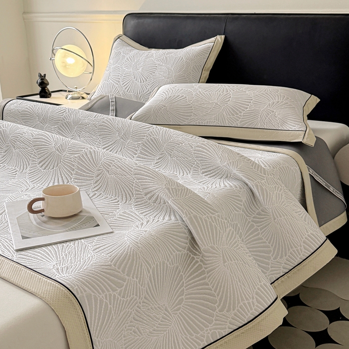 91家纺网 家纺一手货源 找家纺 牵梦萦家纺 2026新款立体浮雕压花工艺豆豆凉席三件套-平铺款 银杏叶-灰