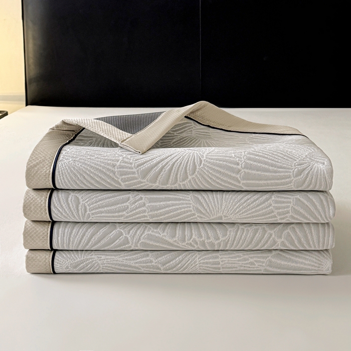 91家纺网 家纺一手货源 找家纺 牵梦萦家纺 2026新款立体浮雕压花工艺豆豆凉席三件套-平铺款 银杏叶-灰