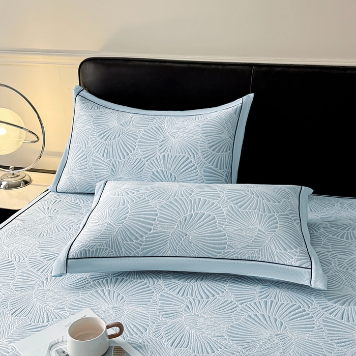 91家纺网 家纺一手货源 找家纺 牵梦萦家纺 2026新款立体浮雕压花工艺豆豆凉席三件套-平铺款 银杏叶-蓝