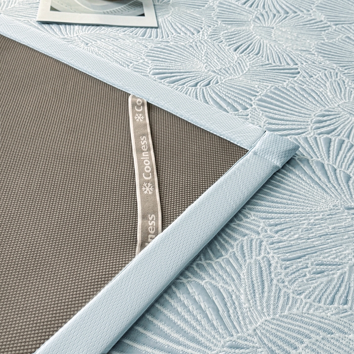 91家纺网 家纺一手货源 找家纺 牵梦萦家纺 2026新款立体浮雕压花工艺豆豆凉席三件套-平铺款 银杏叶-蓝