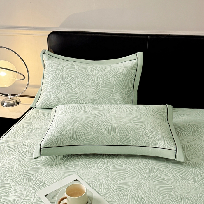 91家纺网 家纺一手货源 找家纺 牵梦萦家纺 2026新款立体浮雕压花工艺豆豆凉席三件套-平铺款 银杏叶-绿