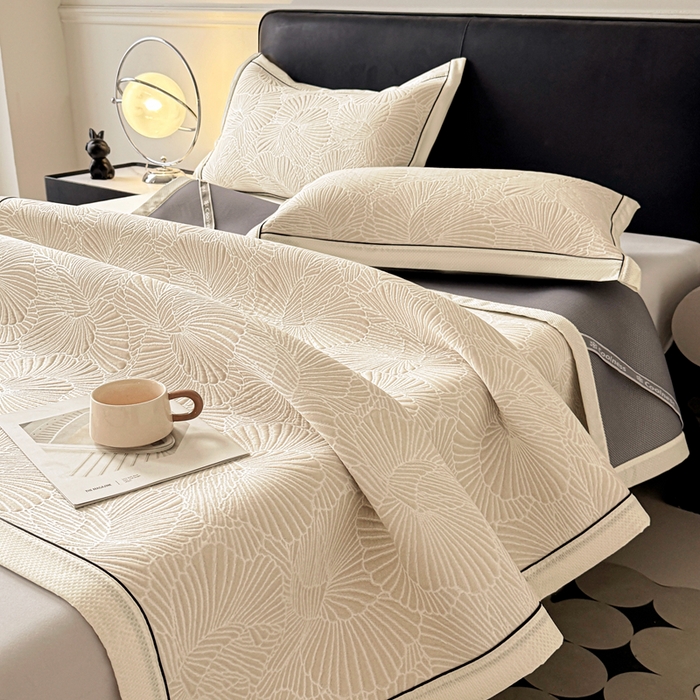 91家纺网 家纺一手货源 找家纺 牵梦萦家纺 2026新款立体浮雕压花工艺豆豆凉席三件套-平铺款 银杏叶-米