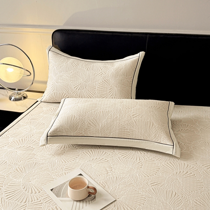 91家纺网 家纺一手货源 找家纺 牵梦萦家纺 2026新款立体浮雕压花工艺豆豆凉席三件套-平铺款 银杏叶-米