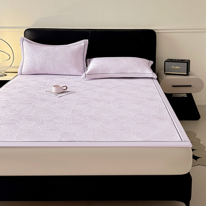 91家纺网 家纺一手货源 找家纺 牵梦萦家纺 2026新款立体浮雕压花工艺豆豆凉席三件套-平铺款 银杏叶-紫