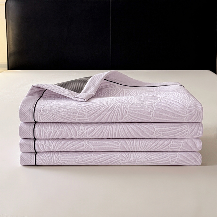 91家纺网 家纺一手货源 找家纺 牵梦萦家纺 2026新款立体浮雕压花工艺豆豆凉席三件套-平铺款 银杏叶-紫