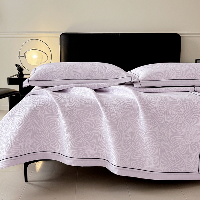 91家纺网 家纺一手货源 找家纺 牵梦萦家纺 2026新款立体浮雕压花工艺豆豆凉席三件套-平铺款 银杏叶-紫