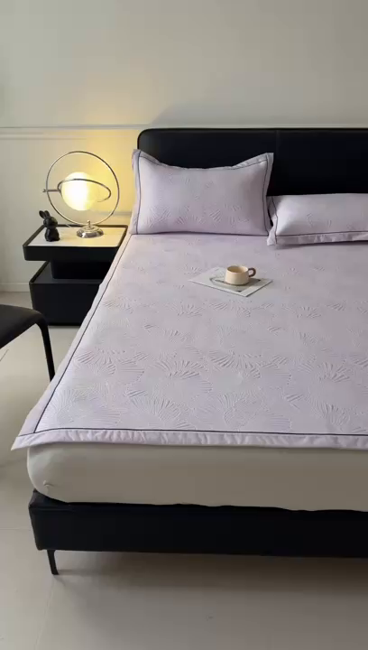 91家纺网 家纺一手货源 找家纺 牵梦萦家纺 2026新款立体浮雕压花工艺豆豆凉席三件套-平铺款 银杏叶-紫