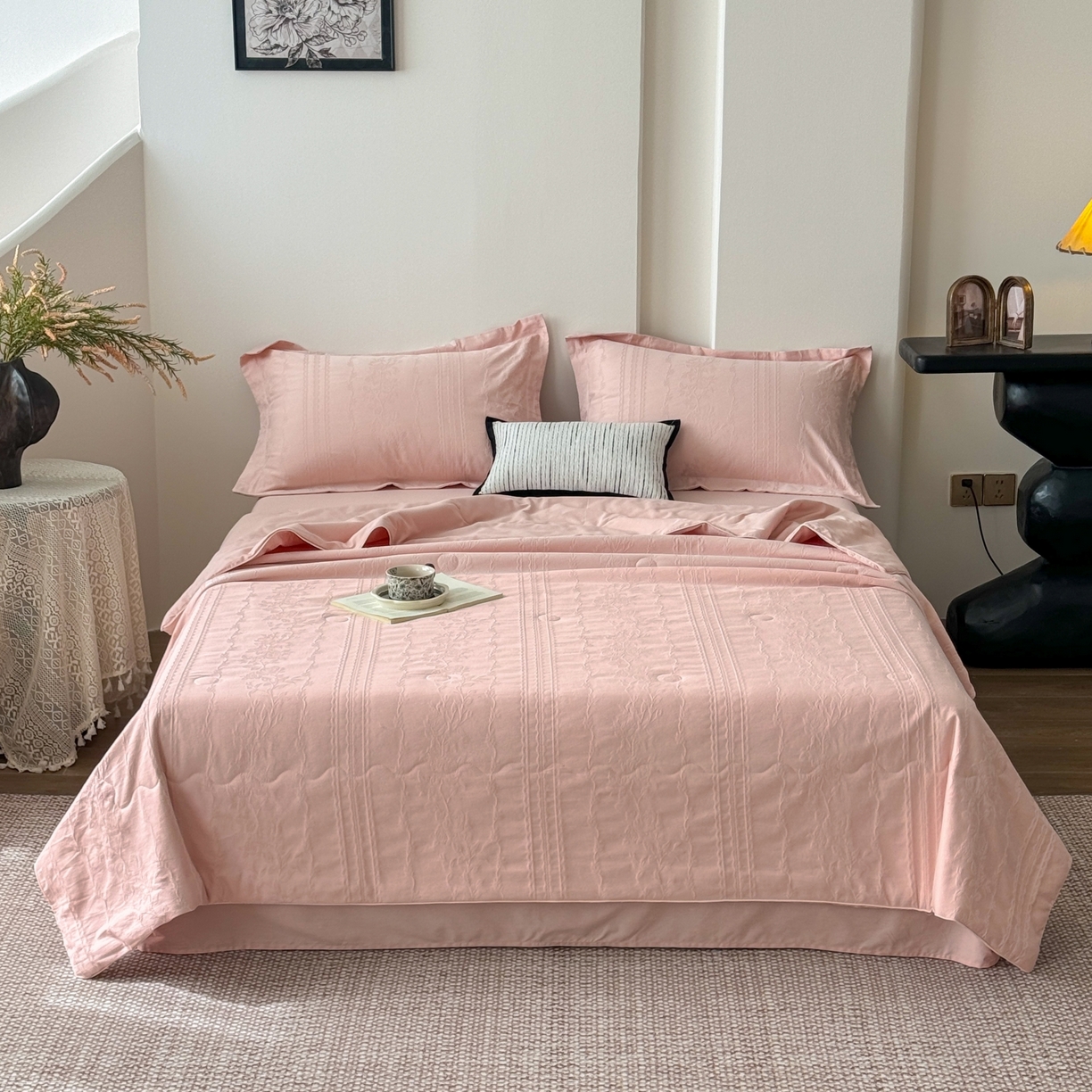 91家纺网 家纺一手货源 找家纺 宜家坊 2026春夏新款全棉60S长绒棉立体厚织提花夏被四件套 花漾甜心-唯美粉