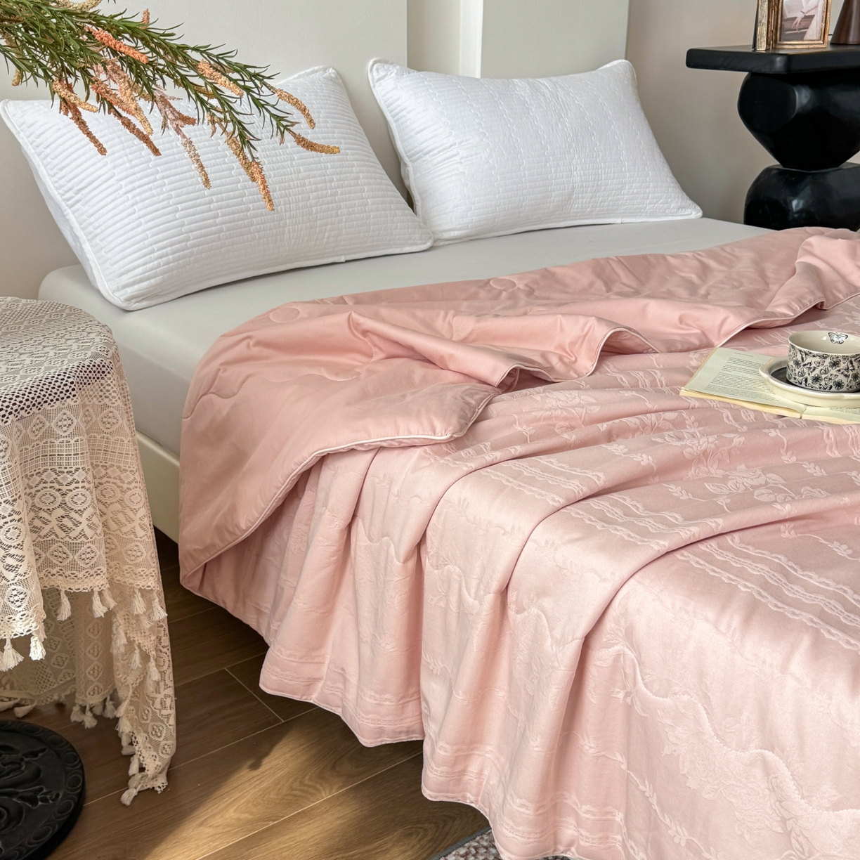 91家纺网 家纺一手货源 找家纺 宜家坊 2026春夏新款全棉60S长绒棉立体厚织提花夏被四件套 花漾甜心-唯美粉